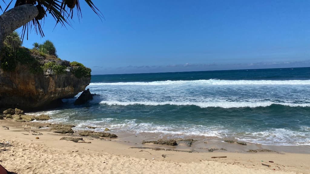 Pantai Nglolang